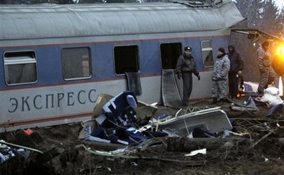 俄罗斯称恐怖爆炸袭击导致特快列车脱轨